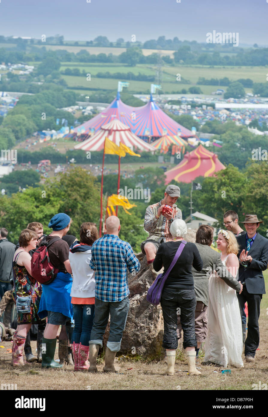 Glastonbury Festival 2013 - Mark and Rebecca Jordan from Bedfordshire bless their wedding at the stone circle. Stock Photo