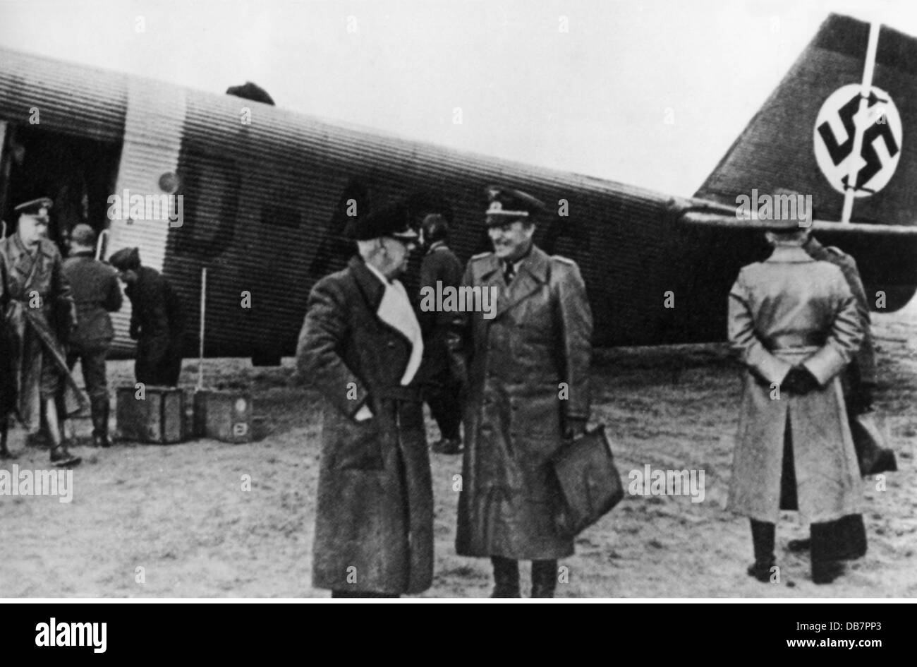Canaris, Wilhelm, 1.1.1887 - 9.4.1945, German admiral, chief of the intelligence office (Amt Abwehr) of the German Wehrmacht 1935 - 1944, with Franz Eccard von Bentivegni, airfield near Smolensk, Russia, 1941, Stock Photo