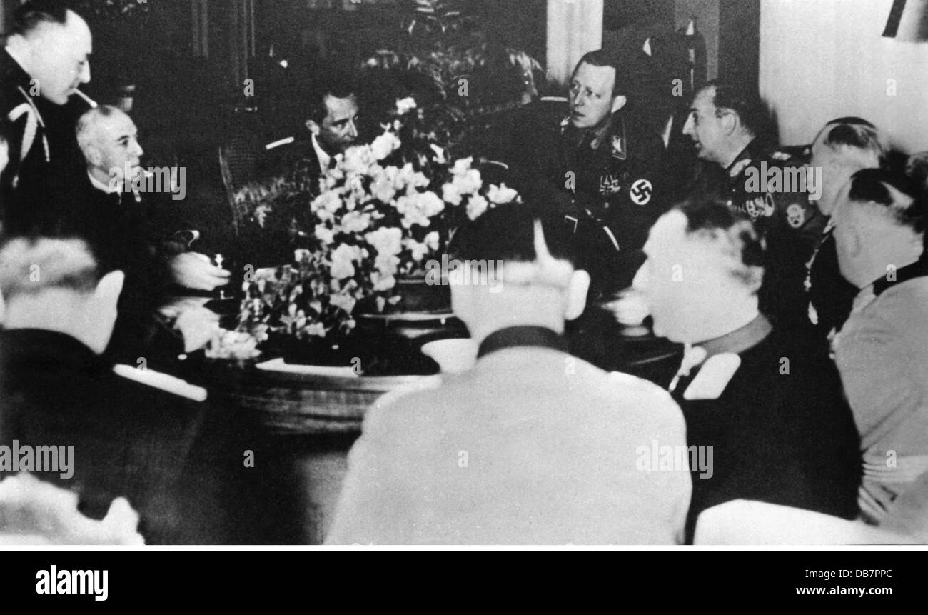 Canaris, Wilhelm, 1.1.1887 - 9.4.1945, German admiral, chief of the intelligence office (Amt Abwehr) of the German Wehrmacht 1935 - 1944, talking with officers of the Wehrmacht, early 1940s, Stock Photo