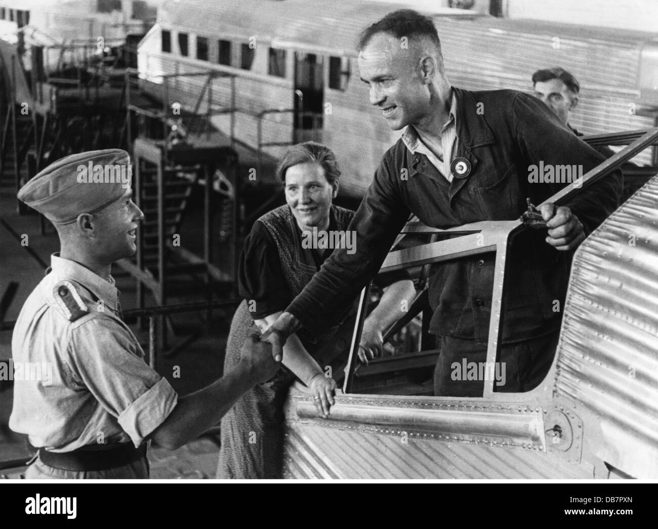 events, Second World War / WWII, propaganda, German soldier, flight mechanic in a transport plane Junkers Ju 52, visiting his parents at the Junkers plant in Dessau, circa 1942, sequel of propaganda photos, Additional-Rights-Clearences-Not Available Stock Photo