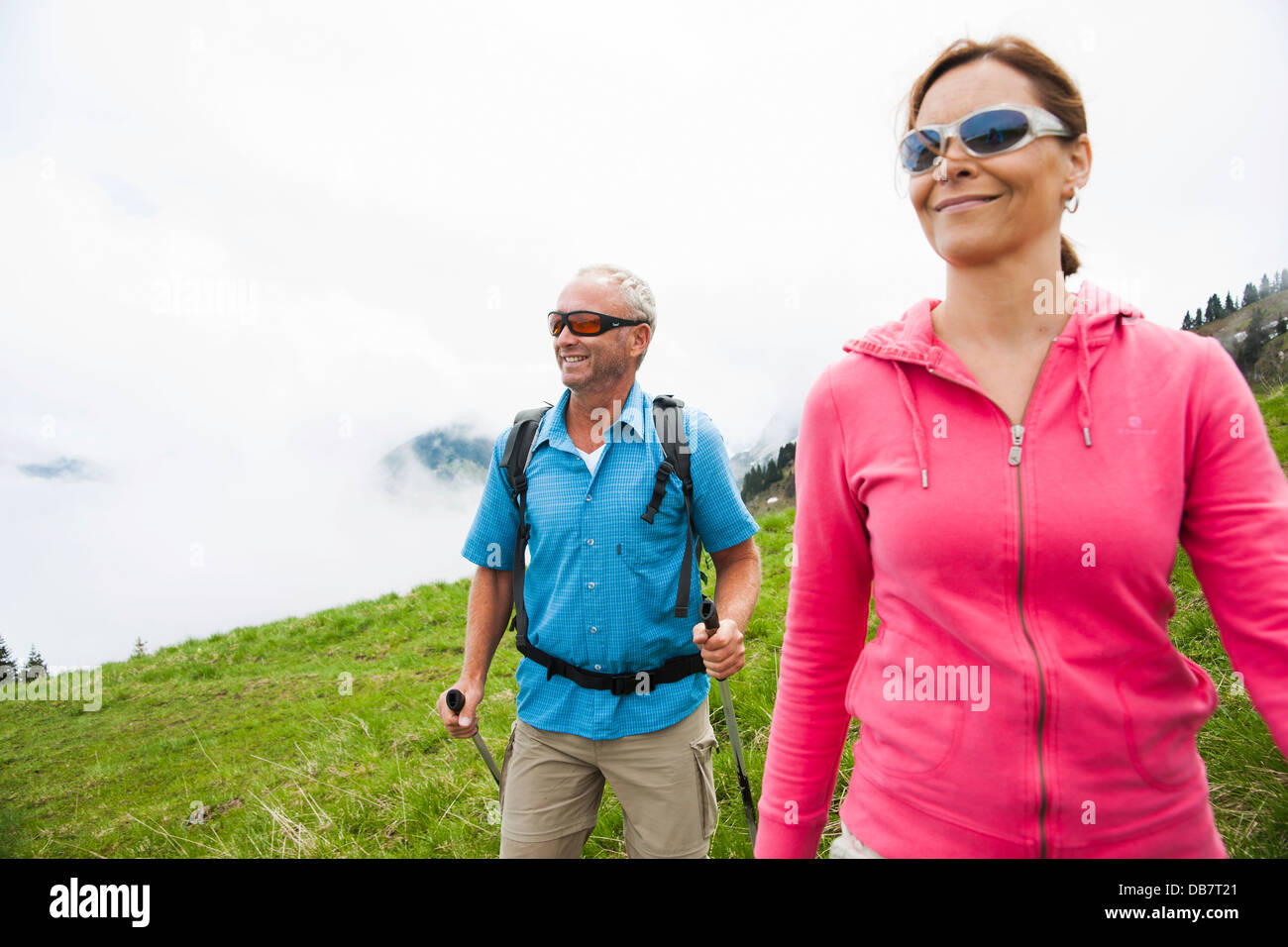 Fitness couple hiking hi-res stock photography and images - Alamy