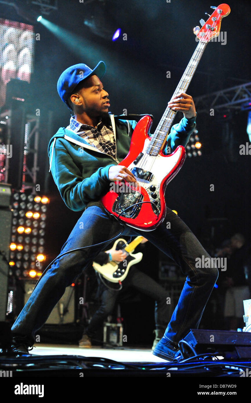 Bass player bruno mars radio hi-res stock photography and images - Alamy
