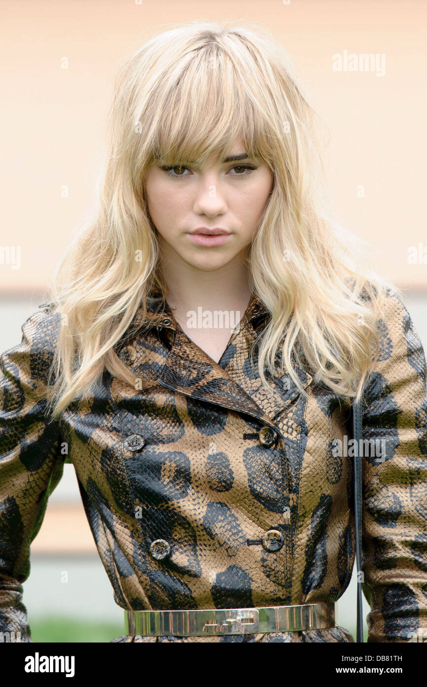 Suki Waterhouse arrives for Burberry Prorsum during London Men's spring summer fashion collections 2014, in London. Stock Photo