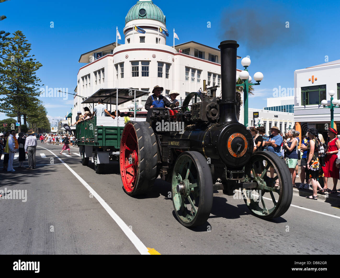 dh Marine Parade NAPIER NEW ZEALAND Art Deco festival weekend steam traction engine TG Dome building festivals Stock Photo