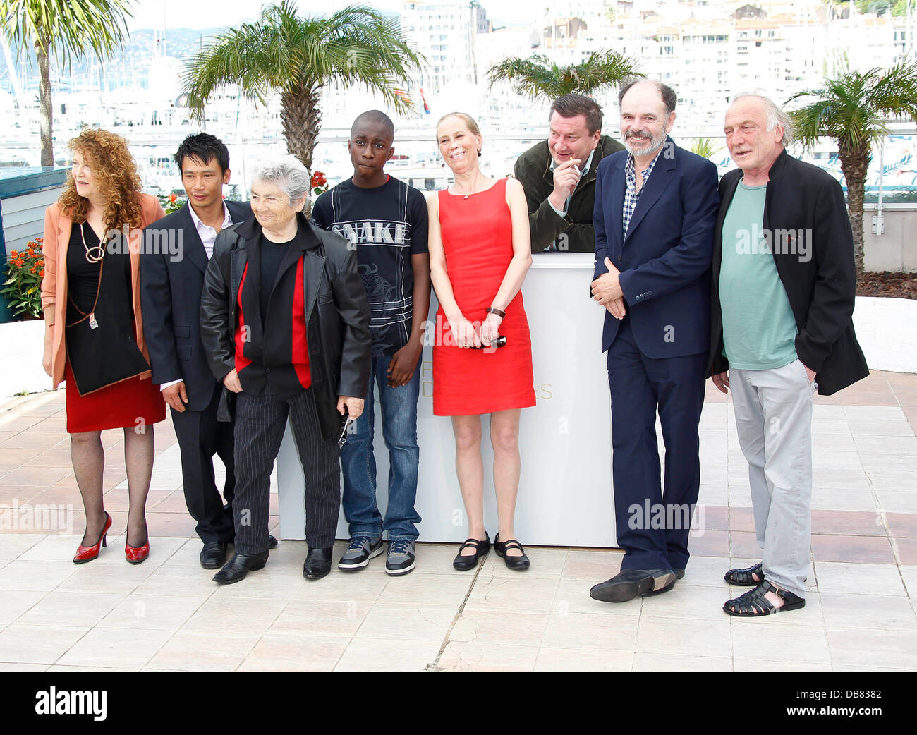 Evelyne Didi, Quoc Dung-Nguyen, Little Bob, guest, Kati Outinen, Director Aki Kaurismaki, Jean-Pierre Darroussin and Blondin Miguel 2011 Cannes International Film Festival - Day 7 - Le Havre - Photocall  Cannes, France - 17.05.11 Stock Photo