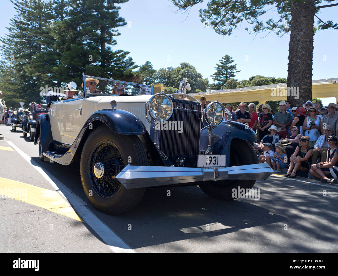 dh Marine Parade NAPIER NEW ZEALAND People Art Deco festival weekend 1930s classic vintage car parade cars Stock Photo