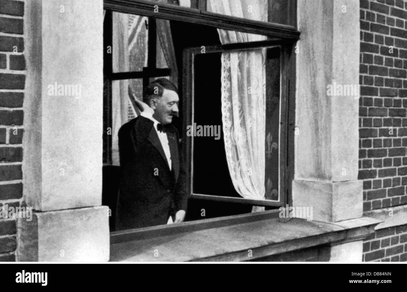 Hitler, Adolf, 20.4.1889 - 30.4.1945, German politician (NSDAP), Chancellor of the Reich 30.1.1933 - 30.4.1945, at the Richard Wagner festival  in Bayreuth, greeting out of the window of the festival hall, circa 1935, Stock Photo