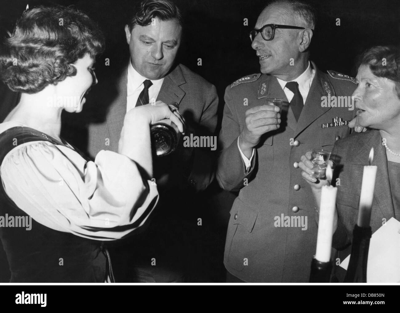Strauss, Franz Josef, 6.9.1915 - 3.10.1988, German politician (CSU), Federal Minister of Defence 16.10.1956 - 9.1.1963, with lieutenant-general Smilo von Luettwitz, winetasting in Oberwesel, 5.7.1960, Stock Photo