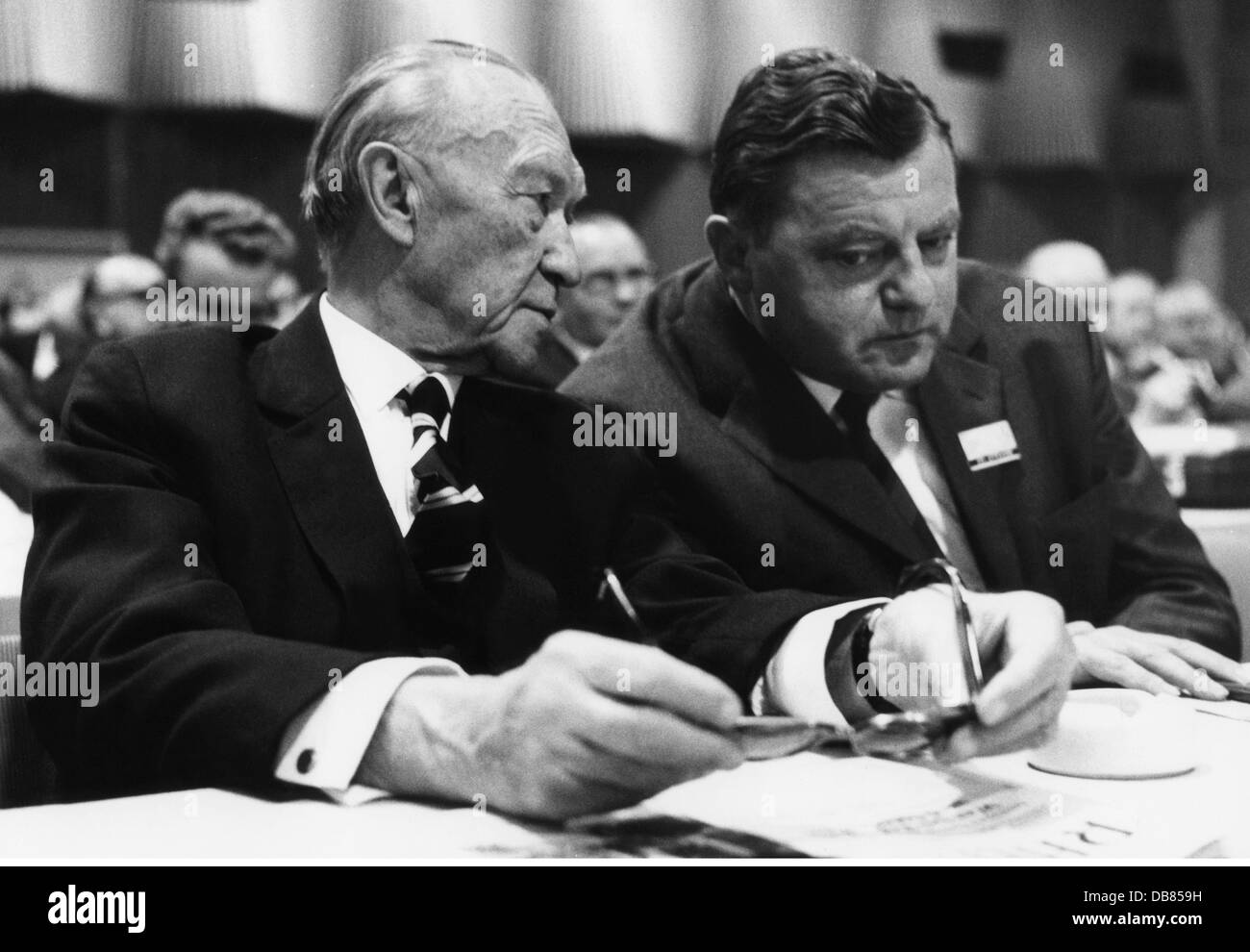 Strauss, Franz Josef, 6.9.1915 - 3.10.1988, German politician (CSU), chairman of the Christlich-Soziale Union 18.3.1961 - 3.10.1988, with Konrad Adenauer (CDU), economy convention, Düsseldorf, 8. - 9.7.1965, Stock Photo