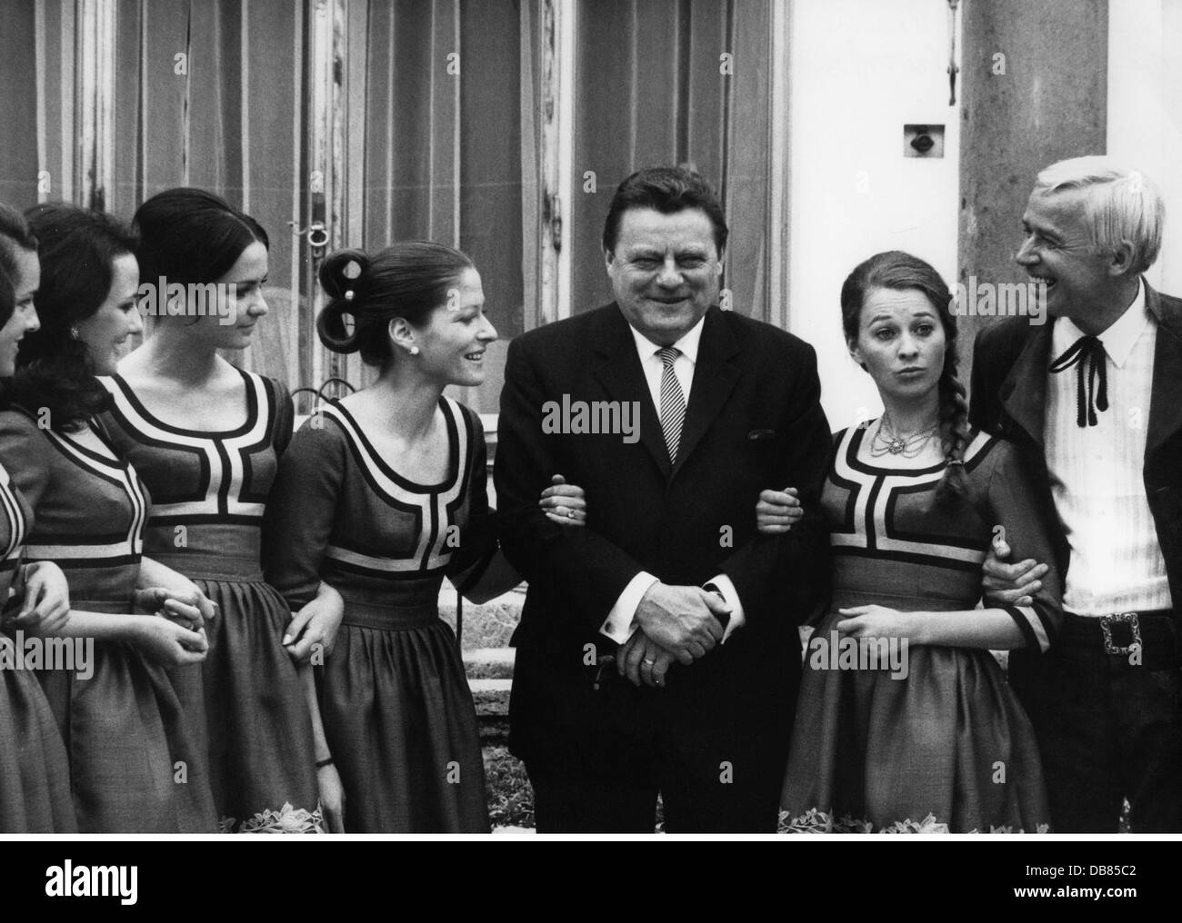 Strauss, Franz Josef, 6.9.1915 - 3.10.1988, German politician (CSU), Federal Minister of Finance 1.12.1966 - 21.10.1969, with fashion designer Heinz Oestergaard and models with the Olympia Dirndl, June 1969, Stock Photo