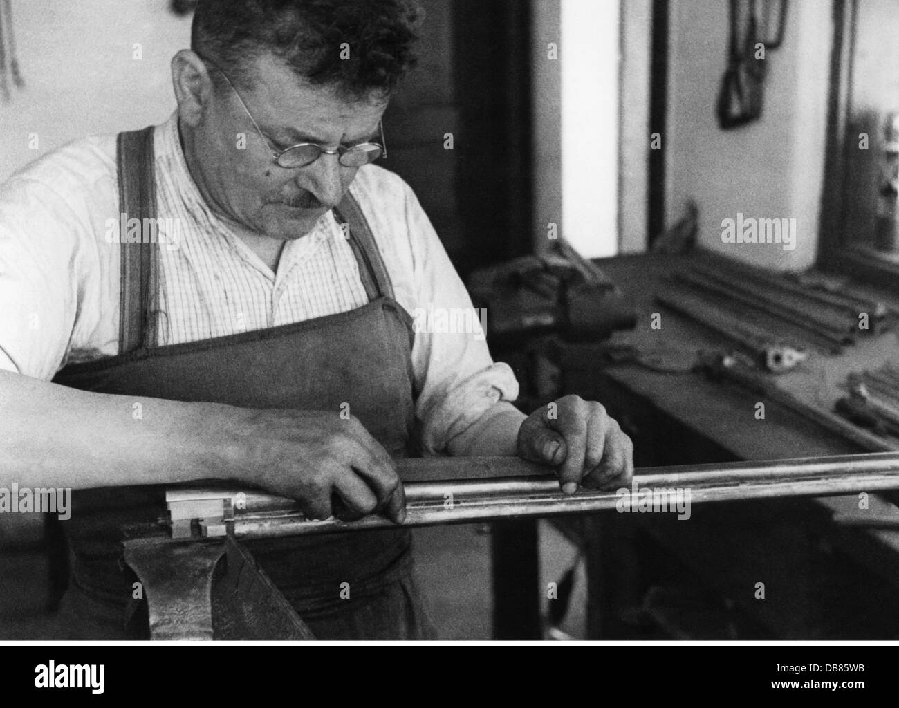 Barrel maker hires stock photography and images Alamy