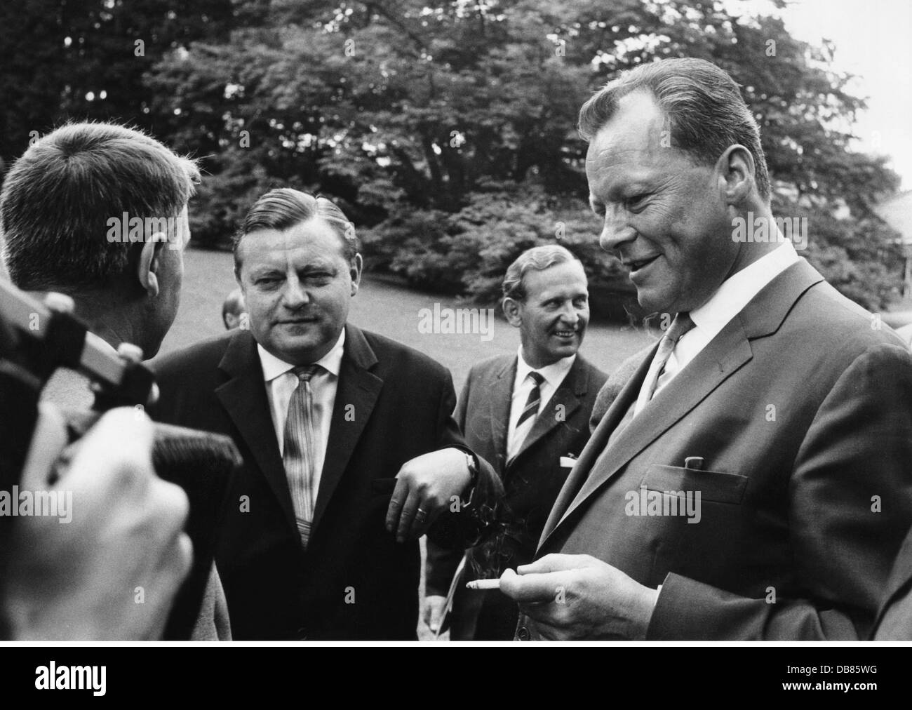 Strauss, Franz Josef, 6.9.1915 - 3.10.1988, German politician (CSU), Federal Minister of Defence 16.10.1956 - 9.1.1963, with the governing mayor of Berlin Willy Brandt (SPD), event at castle Tutzing, 11.7.1961, Stock Photo