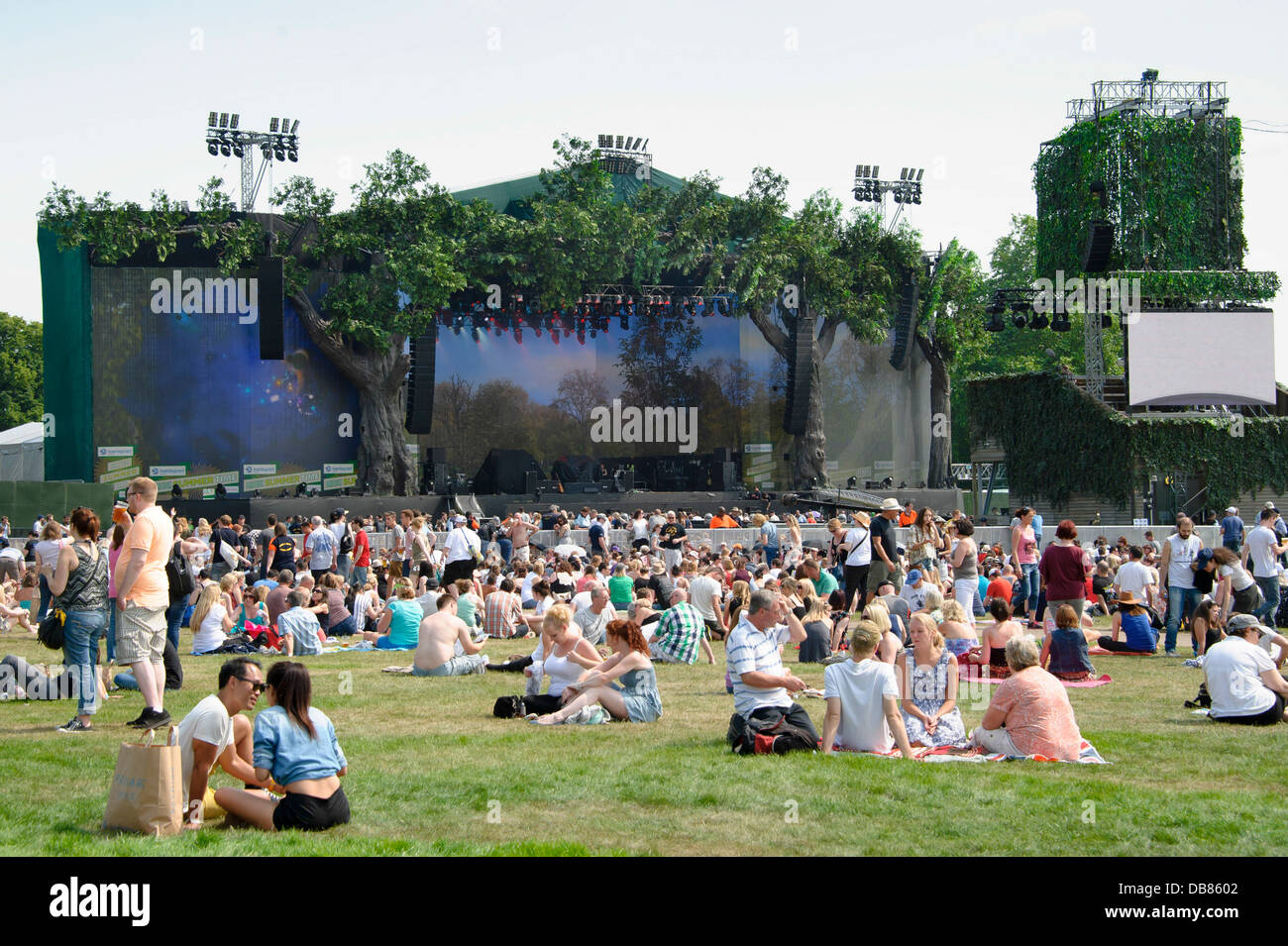 Crowds gather ahead of the Barclaycard British Summertime festival in Hyde  Park, London, Friday, July 5, 2013 Stock Photo - Alamy