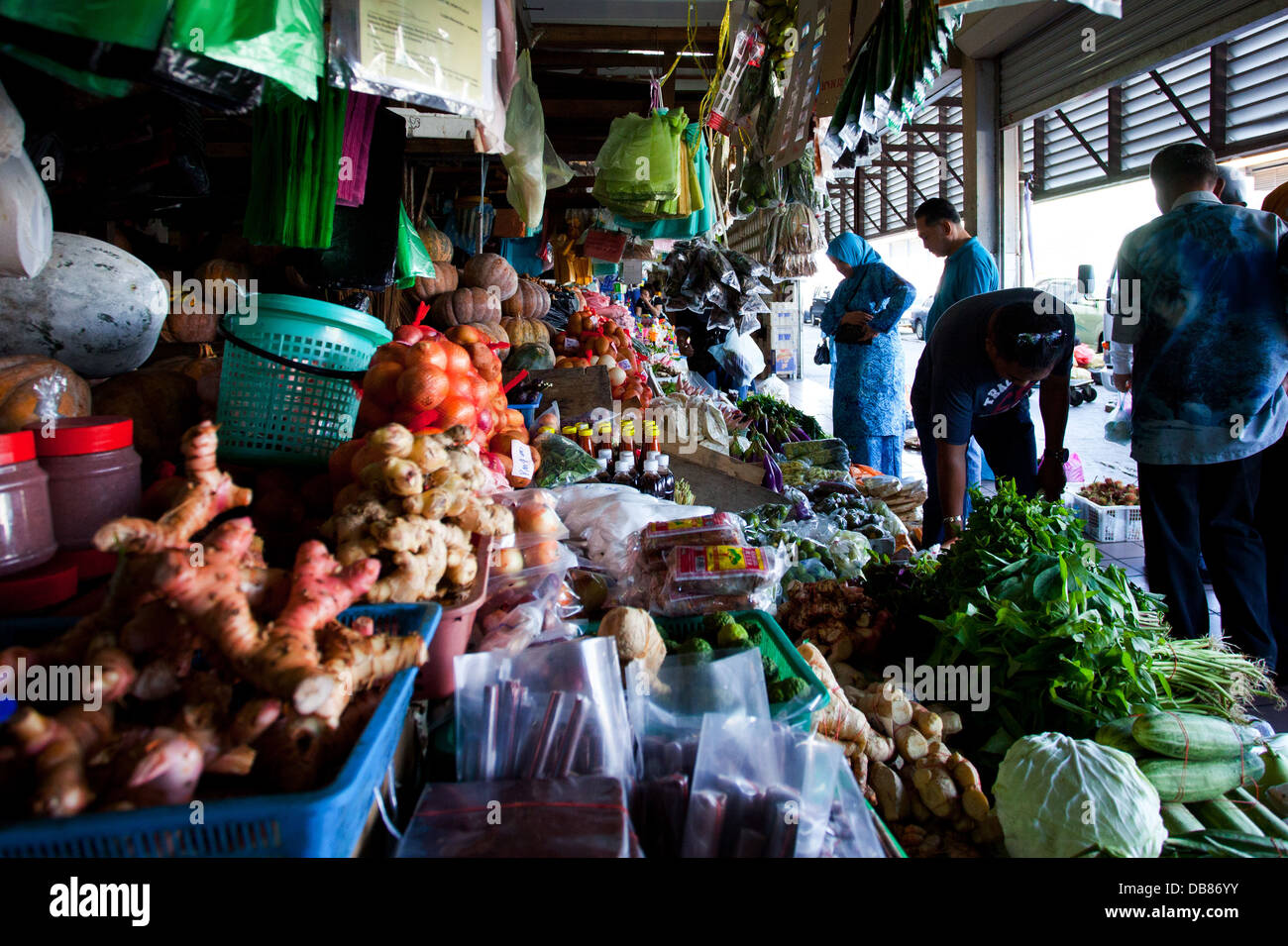 People shopping at a local food market, Kota Kinabalu, Sabah, Malaysia Stock Photo