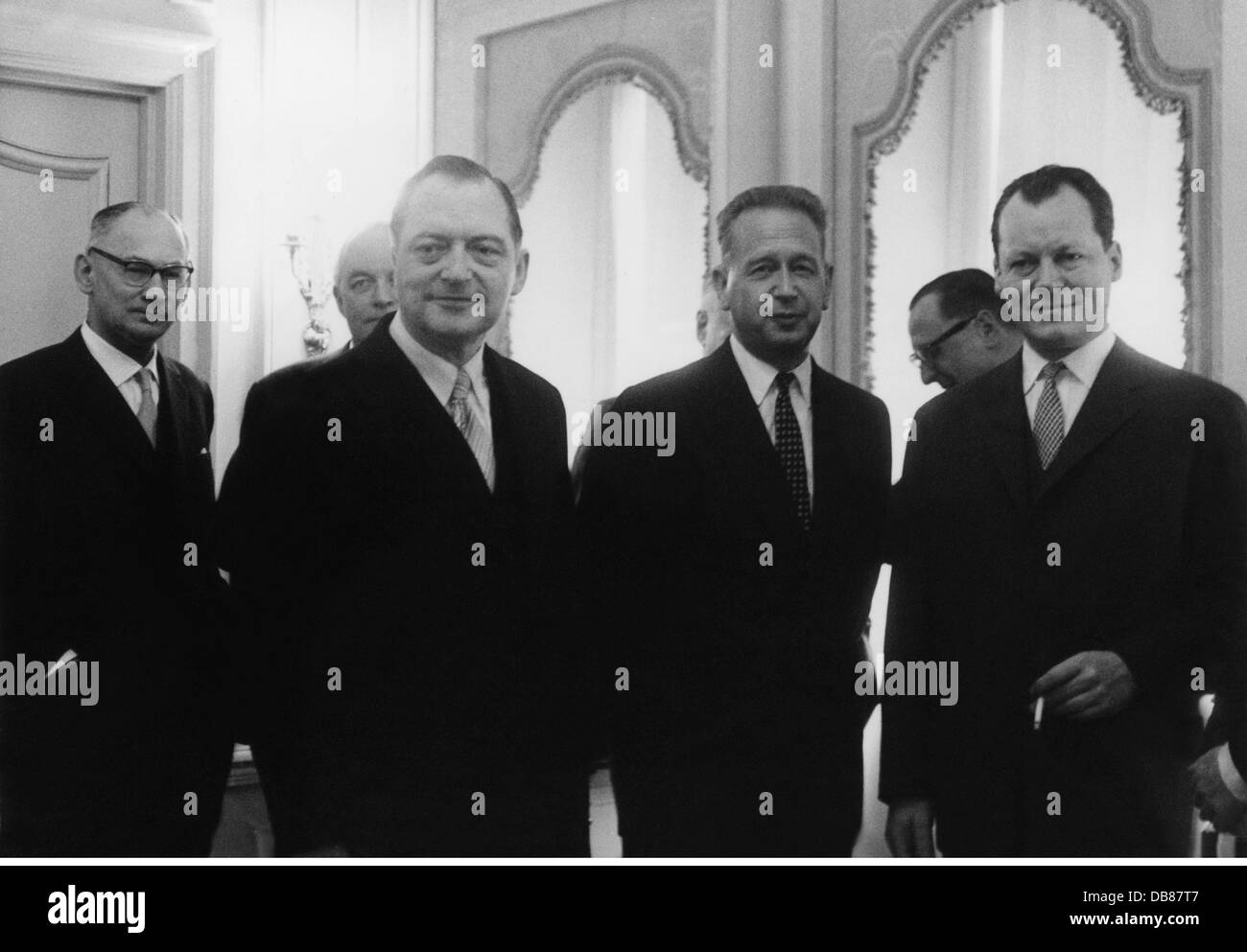 Brandt, Willy, 18.12.1913 - 8. 10.1992, German politician (SPD), Governing Mayor of Berlin 3.10.1957 - 1.12.1966, visit to New York, reception in the hotel Waldorf Astoria, with secretary-general of the United Nations Dag Hammarskjold and the German observer at the UNO Carl Werner Dankwort, 11.2.1959, Stock Photo