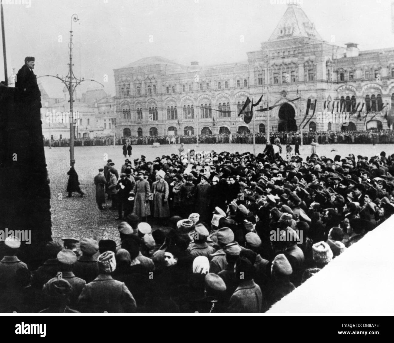 Lenin (Vladimir Ilyich Ulyanov), 22.4.1870 - 21.1.1924, Russian politician, half length, delivering speech at the 1st anniversary of the October revolution, Moscow, 1918, Stock Photo