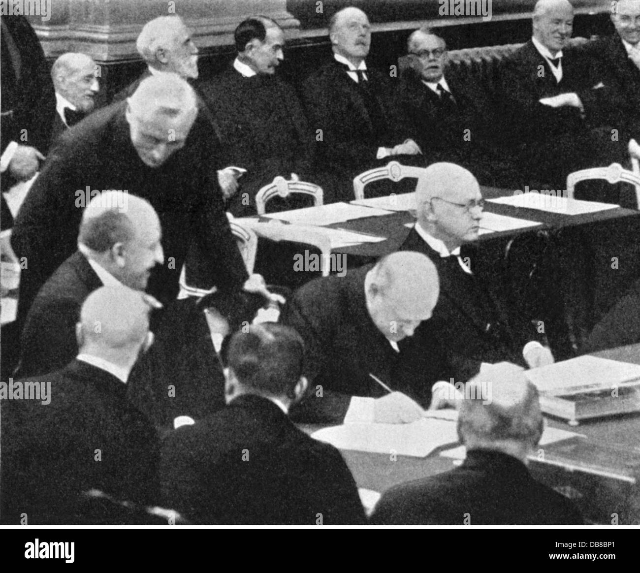 politics,conference,Locarno conference 5.- 16.10.1925,German delegation signing the final protocol,Locarno,16.10.1925,20th century,1920s,20s,Europe,Germany,Weimar Republic,politics,politician,politicians,diplomacy,diplomat,diplomatist,diplomats,diplomatists,western border,guarantee,guaranty,guarantees,guaranties,League of Nations,revisionist policy,Locarno Treaties,half length,sitting,sit,signing of the agreement,execution of the contract,undersign,undersigning,sign,signing,treaty,treaties,fltr: Carl von Schubert,permanen,Additional-Rights-Clearences-Not Available Stock Photo