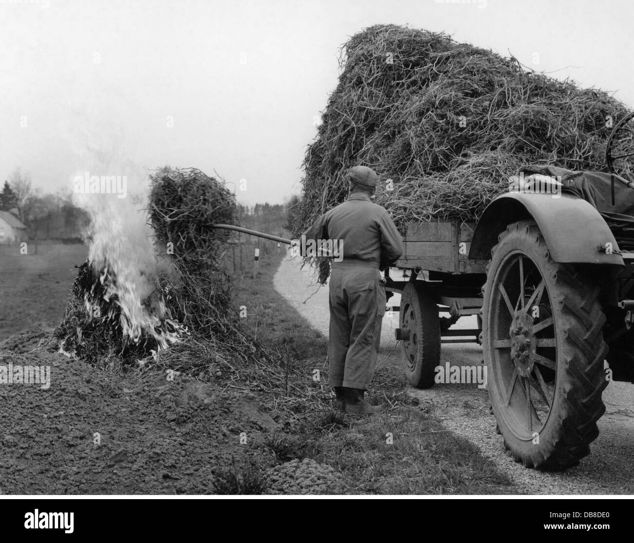 agriculture, people at work, burning of brushwood at wayside, 1950s, Additional-Rights-Clearences-Not Available Stock Photo