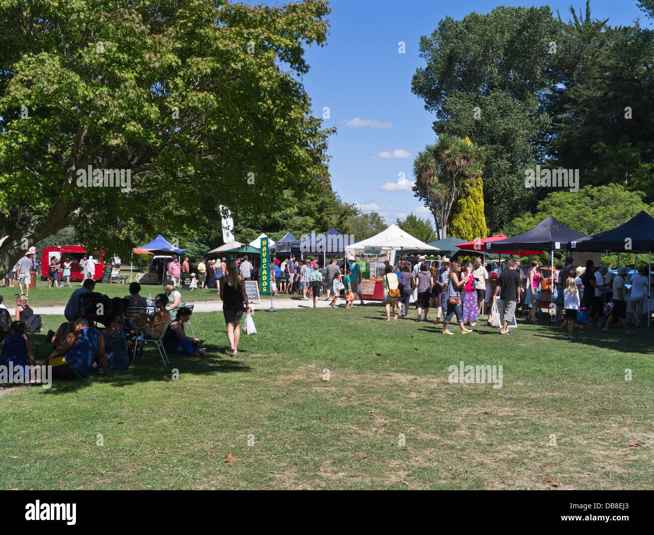 dh Farmers Sunday Market HASTINGS NEW ZEALAND People relaxing under tree customers shopping stalls north island hawkes bay Stock Photo