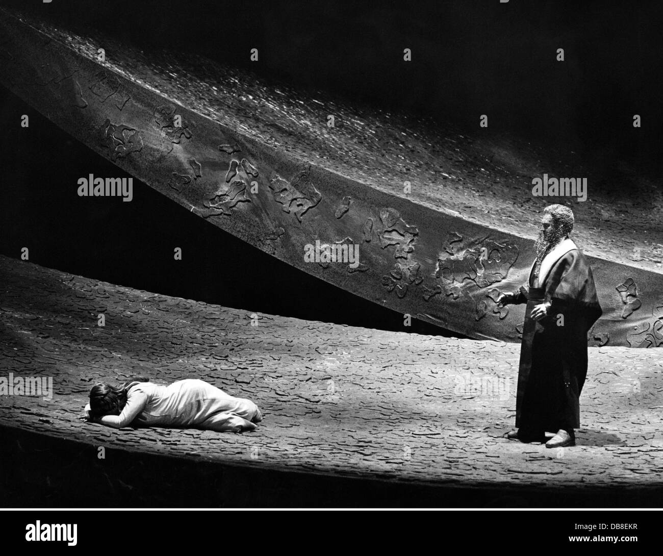 theatre / theater, opera, Richard Wagner Festival, Bayreuth, 1962, 'The Ring of the Nibelung', opera 'Siegfried', director: Wolfgang Wagner, musical conduct: Rudolf Kempe, scene with Hans Hopf (as Siegfried) and Birgit Nilsson (as Bruennhilde), Additional-Rights-Clearences-Not Available Stock Photo