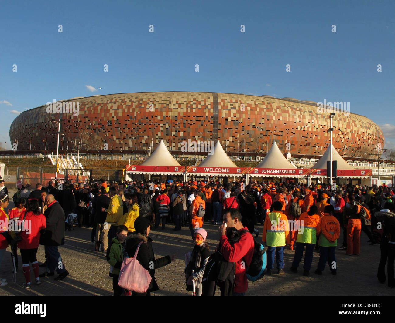 crowds arrive final Soccer City stadium FNB Stadium in ... crowds arrive final Soccer City stadium FNB Stadium in ... - 1300 x 1065 jpeg 218kB
