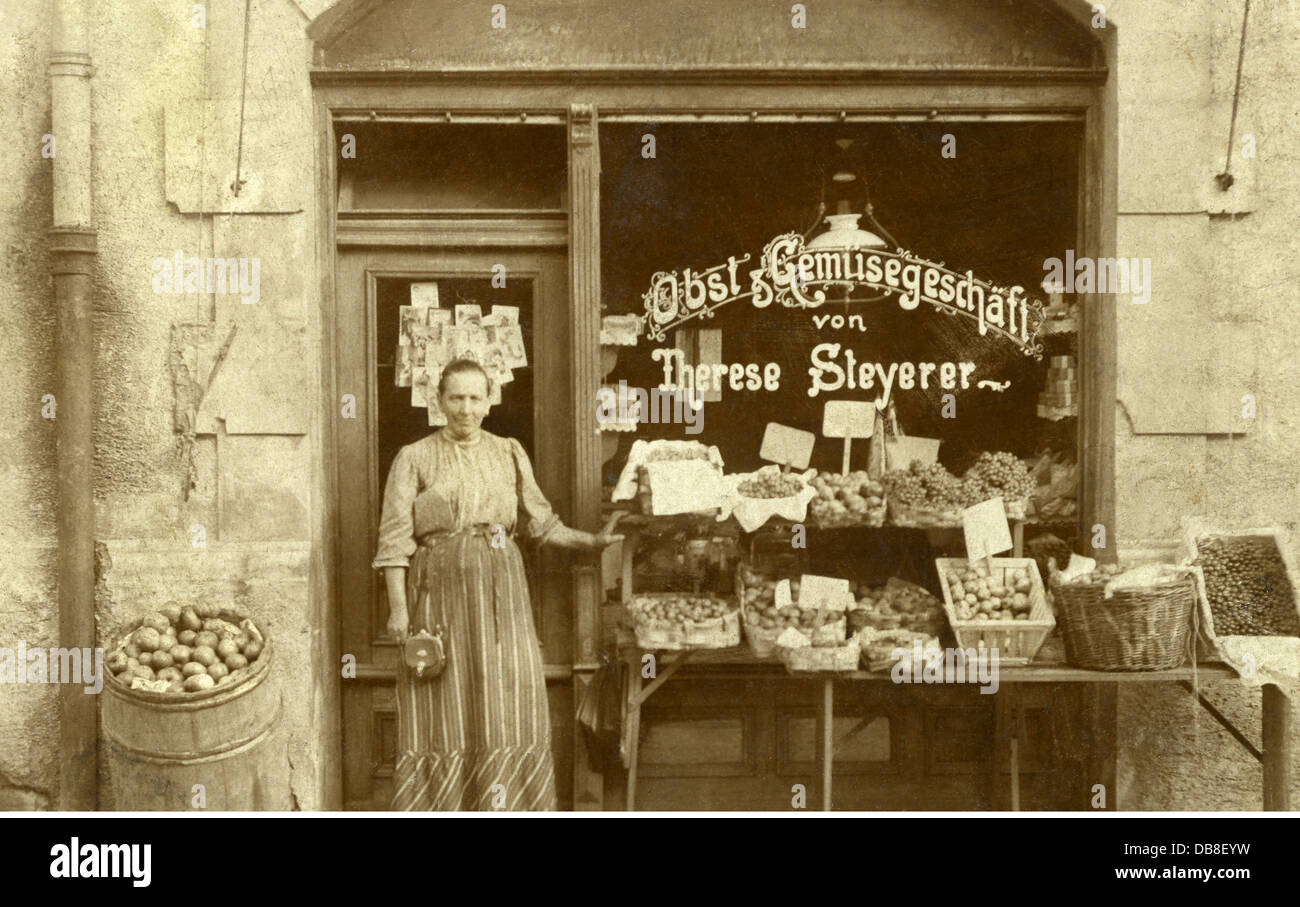 trade, fruit and green-grocer's of Therese Steyerer, the shopkeeper in front of the shop door, Munich, Germany, 1908, Additional-Rights-Clearences-Not Available Stock Photo