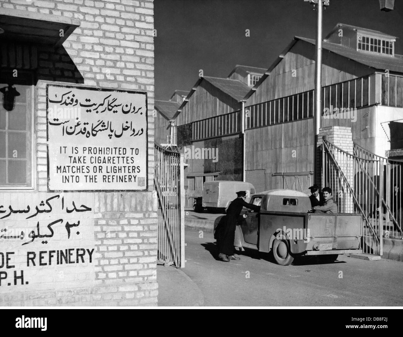energy, crude oil, oil plant of the Anglo-Persian Oil Company (APOC) in Abadan, Khuzastan, Iran, check at gate, 1952, Additional-Rights-Clearences-Not Available Stock Photo