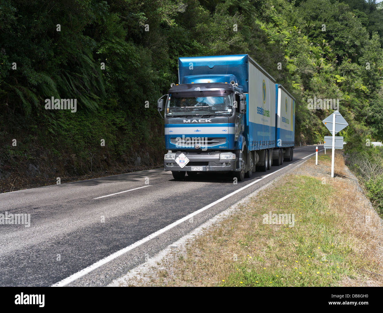 dh  LORRY NZ Articulated lorry road SH2 Waioeka Gorge New Zealand transport hgv truck Stock Photo