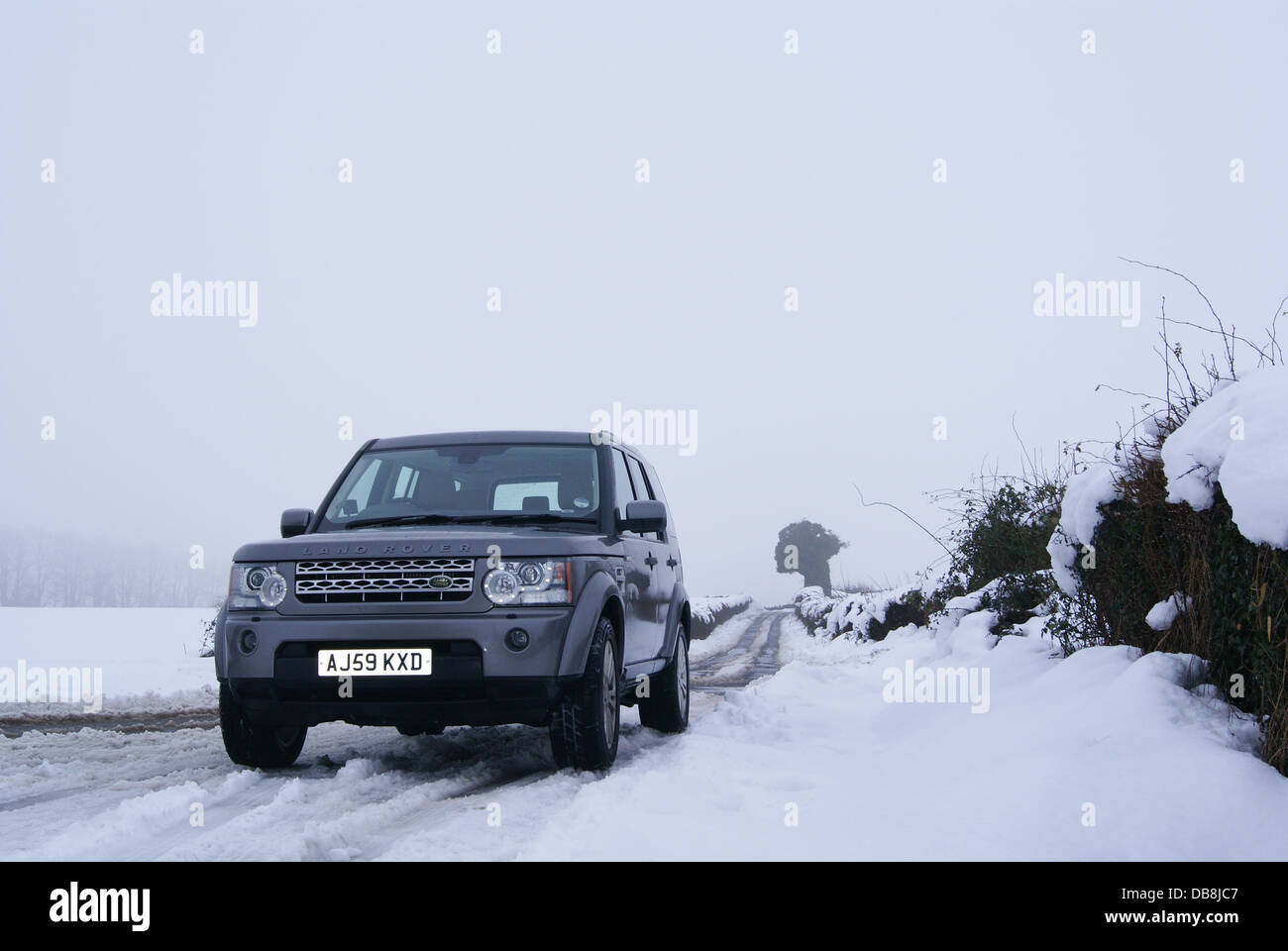 Land rover discovery 4 hi-res stock photography and images - Alamy