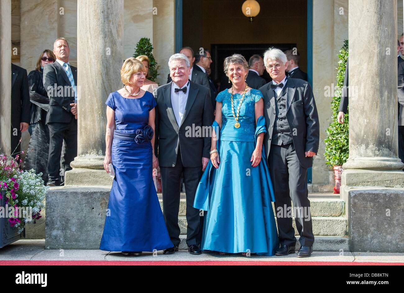 Bayreuth, Germany. 25th July, 2013. German Federal President Joachim Gauck (2nd L), his partner Daniela Schadt (l), Brigitte Merk-Erbe, mayor of Bayreuth, and her husband Thomas Erbe arrive at the opening of the Bayreuth Festival 2013 in Bayreuth, Germany, 25 July 2013. The one-month Wagner festival is Germany's most prestigious culture event. Photo: Tobias Hase/dpa/Alamy Live News Stock Photo