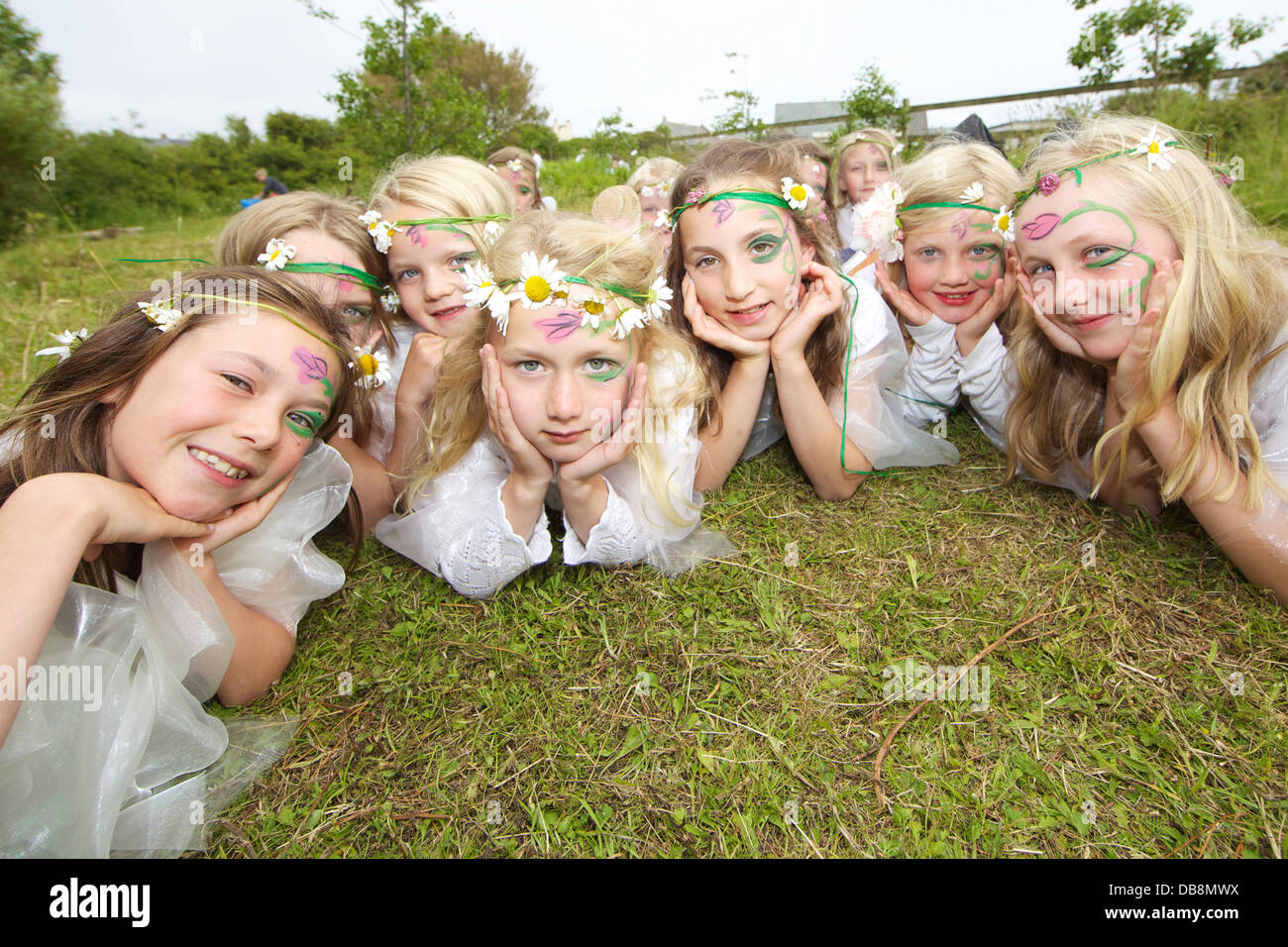 Children perform A MIdsummer Night's Dream for their parents at the Summer art fair at St Merryn Primary School Stock Photo