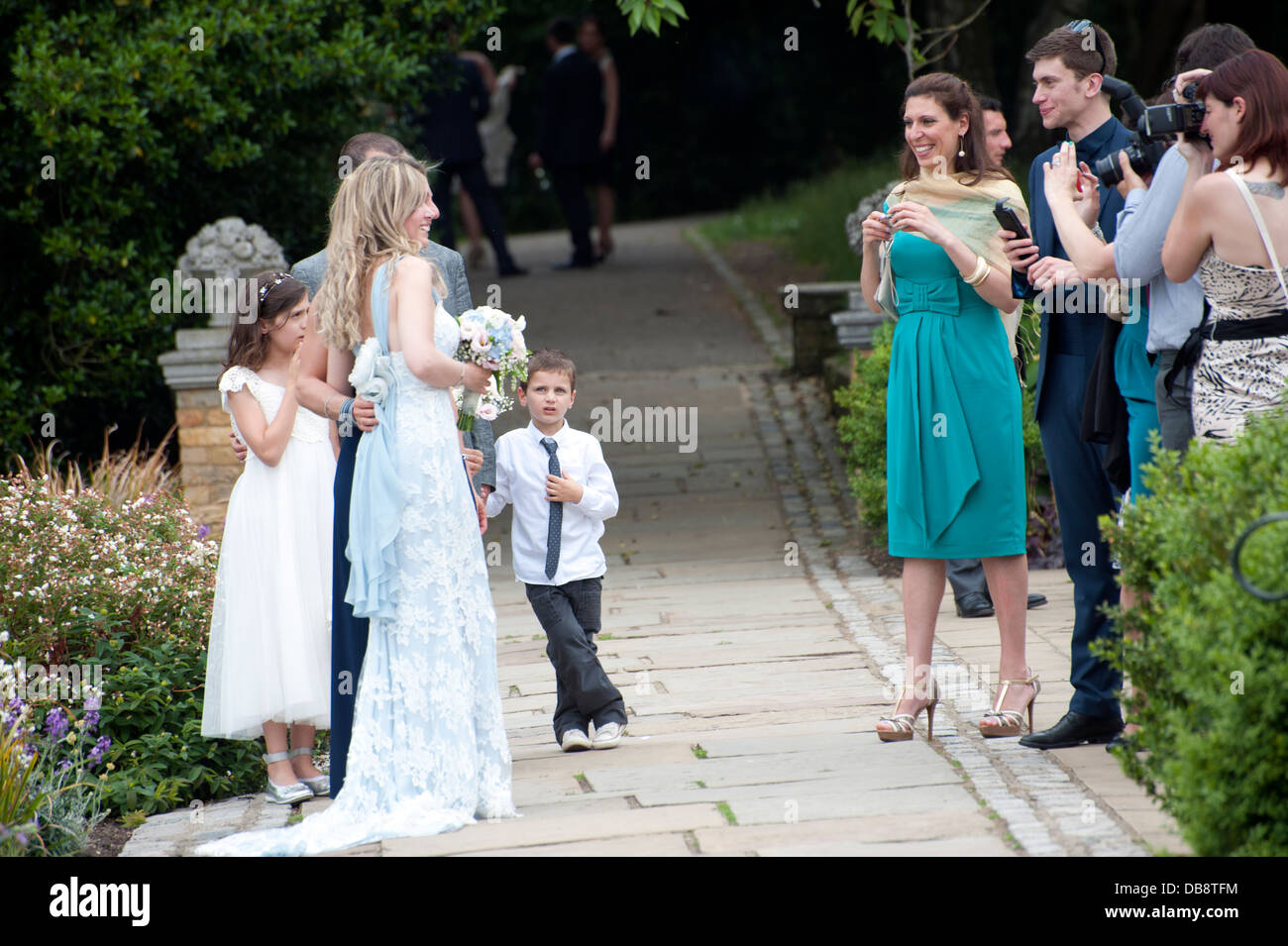 Wedding guests hi-res stock photography and images - Alamy