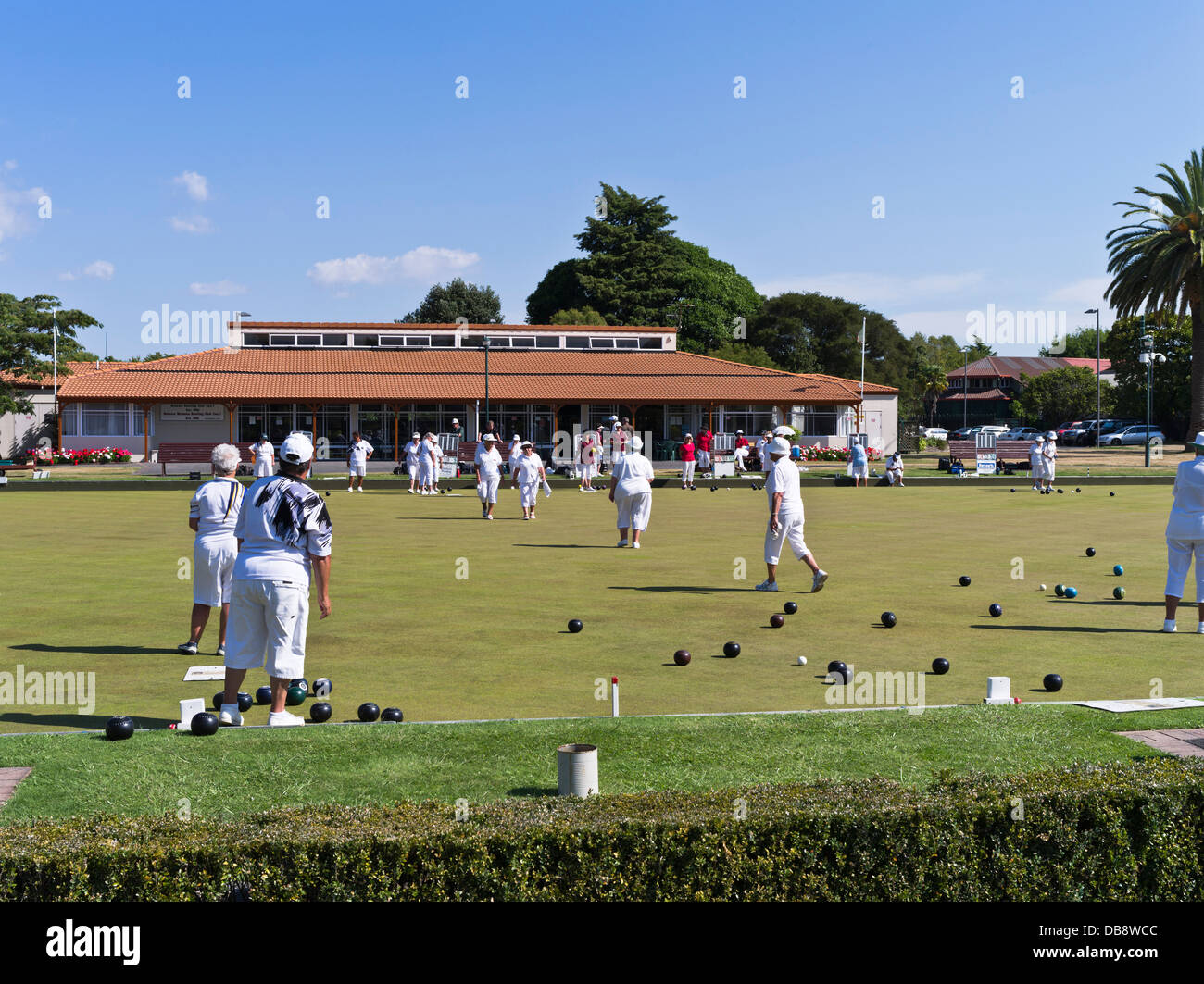 dh Government gardens public park ROTORUA NEW ZEALAND Paepaekumana outdoors New Zealanders playing lawn bowls bowling green Stock Photo