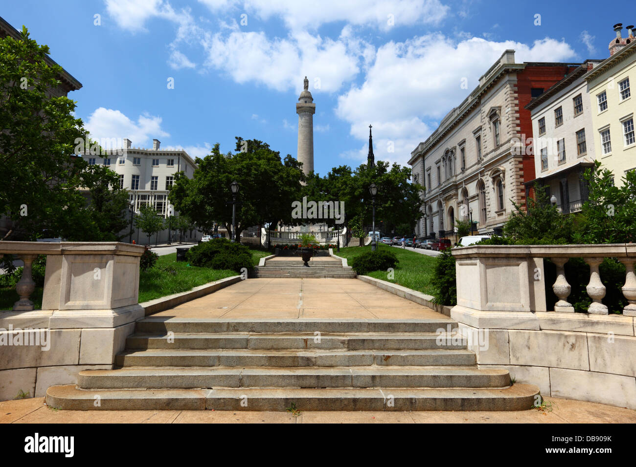 Peabody Institute building and George Washington monument, Washington Place, Mount Vernon, Baltimore, Maryland, USA Stock Photo