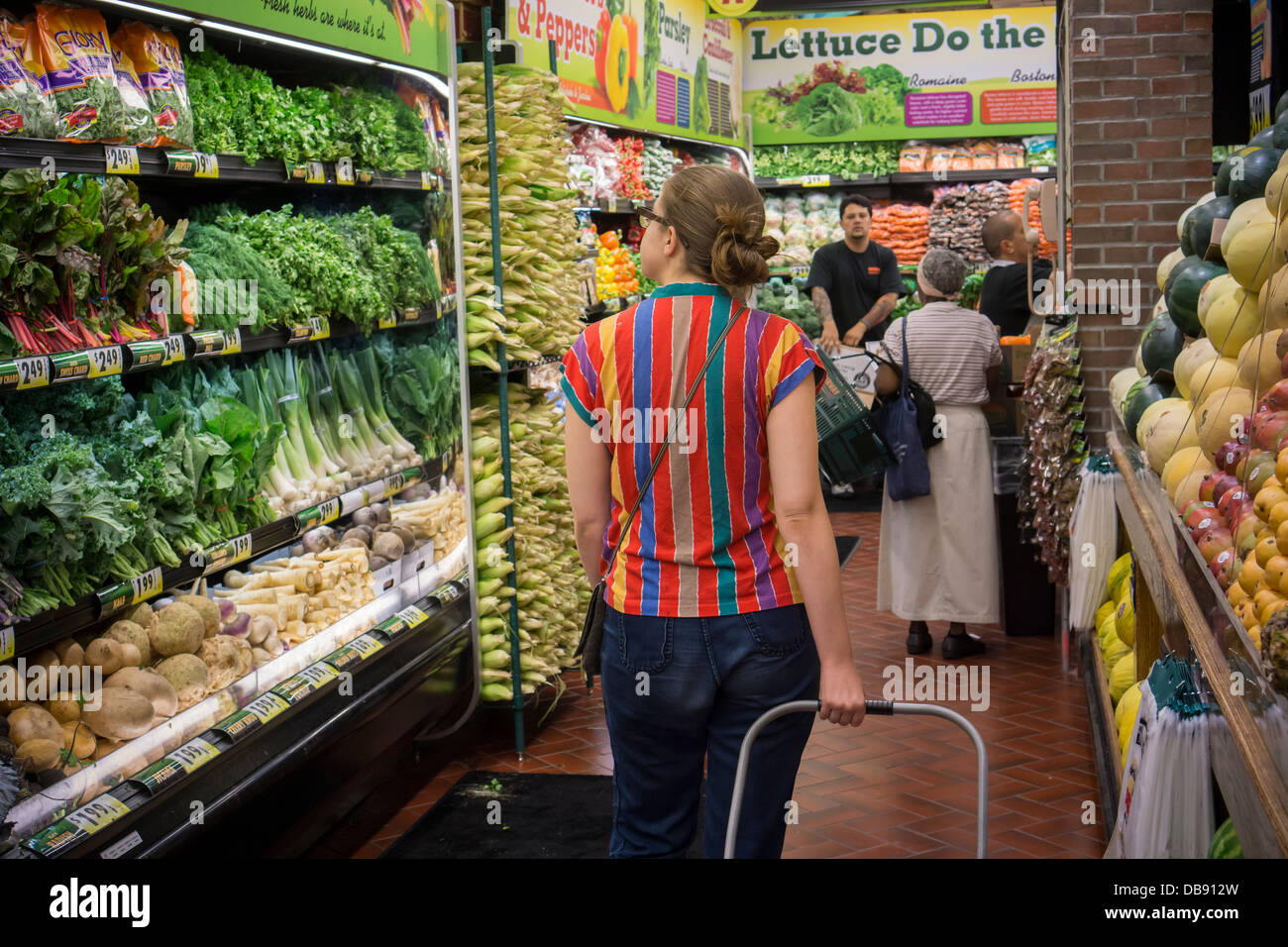 https://c8.alamy.com/comp/DB912W/shoppers-at-the-fairway-supermarket-in-the-chelsea-neighborhood-of-DB912W.jpg