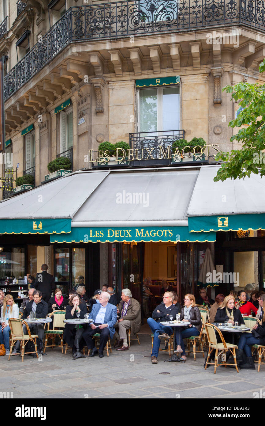 Les Deux Magots - Cafe and Restaurant in Saint Germain des Pres, Paris France Stock Photo