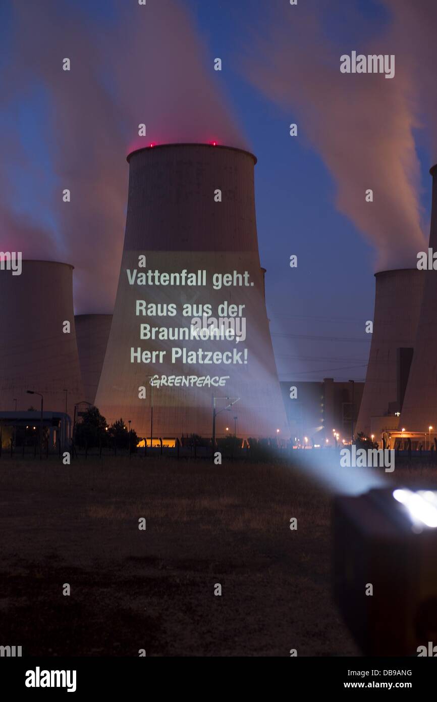 Jaenschwalde, Germany. 26th July, 2013. HANDOUT - Activists of the environmental organisation Greenpeace demand to close down new surface mines with a projection onto the cooling towers of the brown coal power station in Jaenschwalde, Germany, 26 July 2013. The lettering 'Vattenfall withdraws from brown coal, Mr. Platzeck!' is visible on the cooling tower. Photo: Greenpeace( Bente Stachowske (ATTENTION: For editorial use only in connection to current reports/ Free of charge/ Mandatory credit)/dpa/Alamy Live News Stock Photo