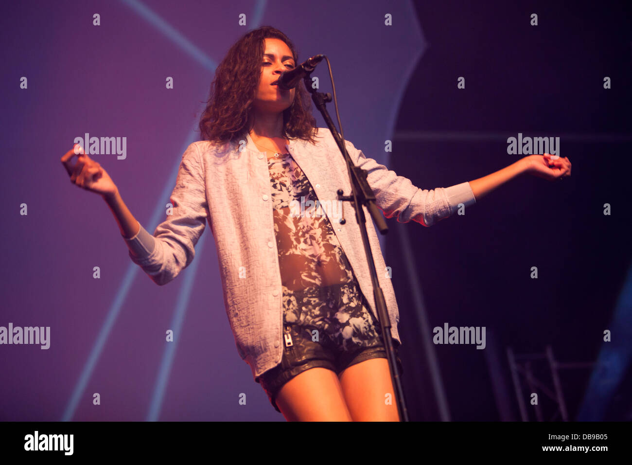 Alunageorge Concert High Resolution Stock Photography and Images - Alamy