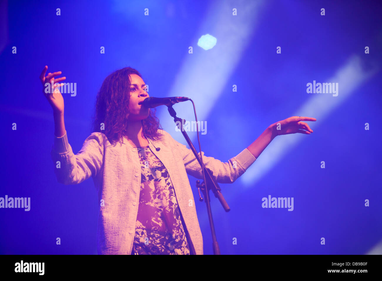 Alunageorge Concert High Resolution Stock Photography and Images - Alamy