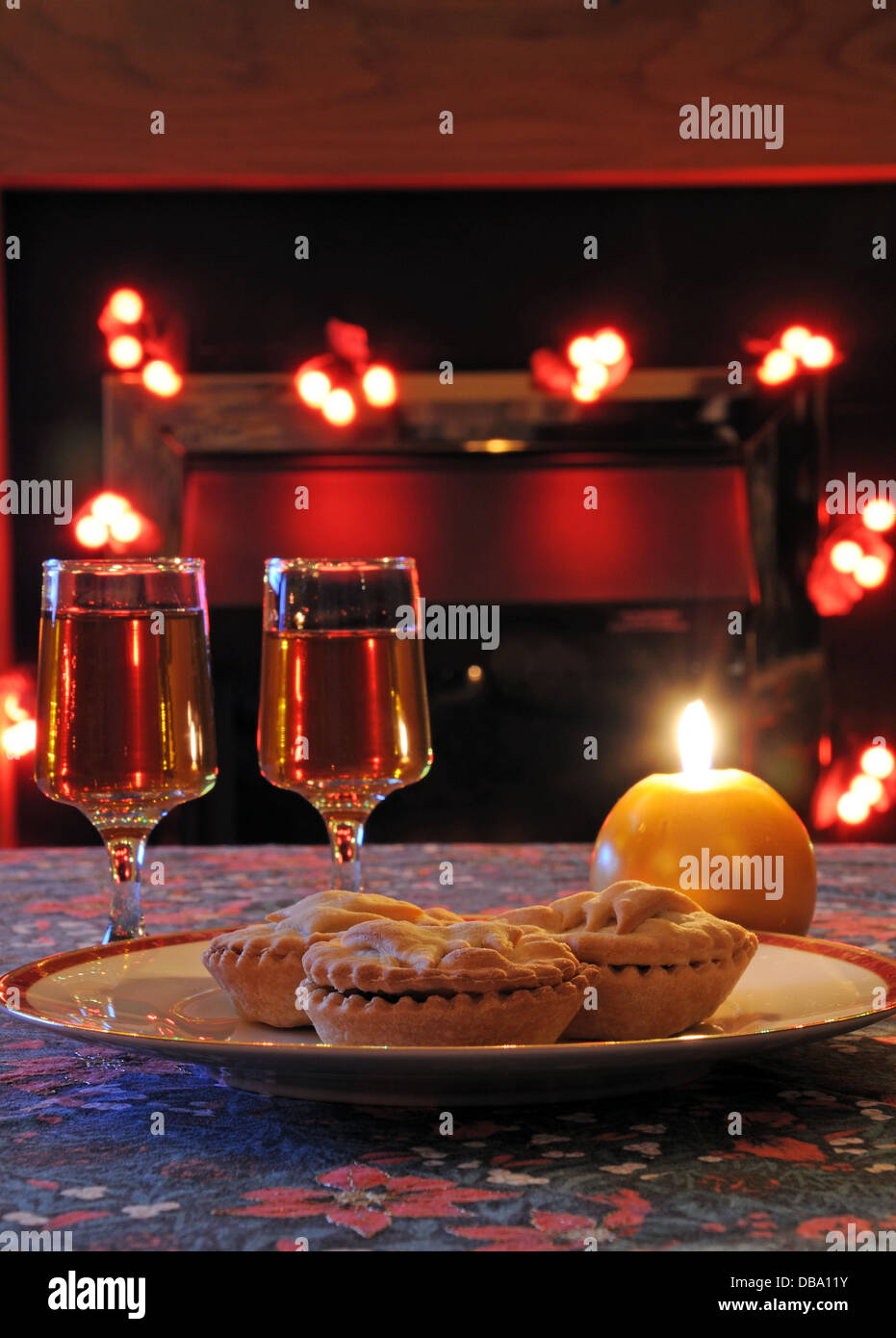 3 mince pies hi-res stock photography and images - Alamy