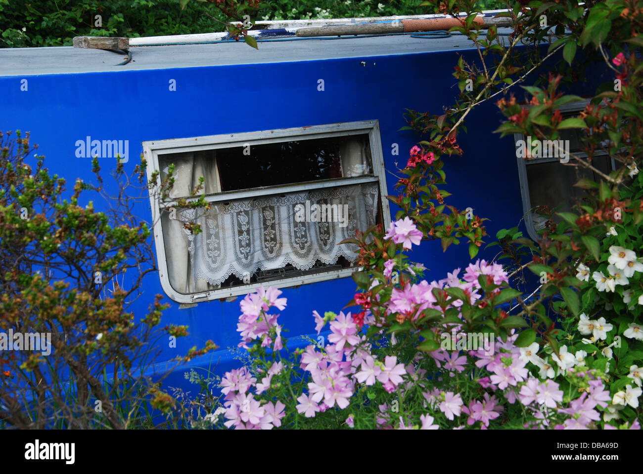 Stationary canal narrow boat hi-res stock photography and images - Alamy
