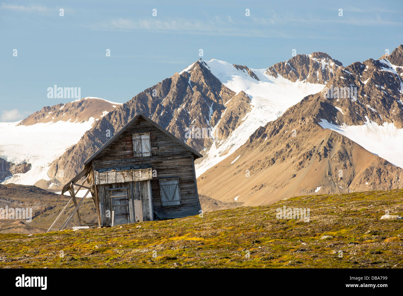 An old house at Recherchefjorden (77°31’n 14°36’e), Van Keulenfjorden, Spitsbergen, Svalbard. Stock Photo