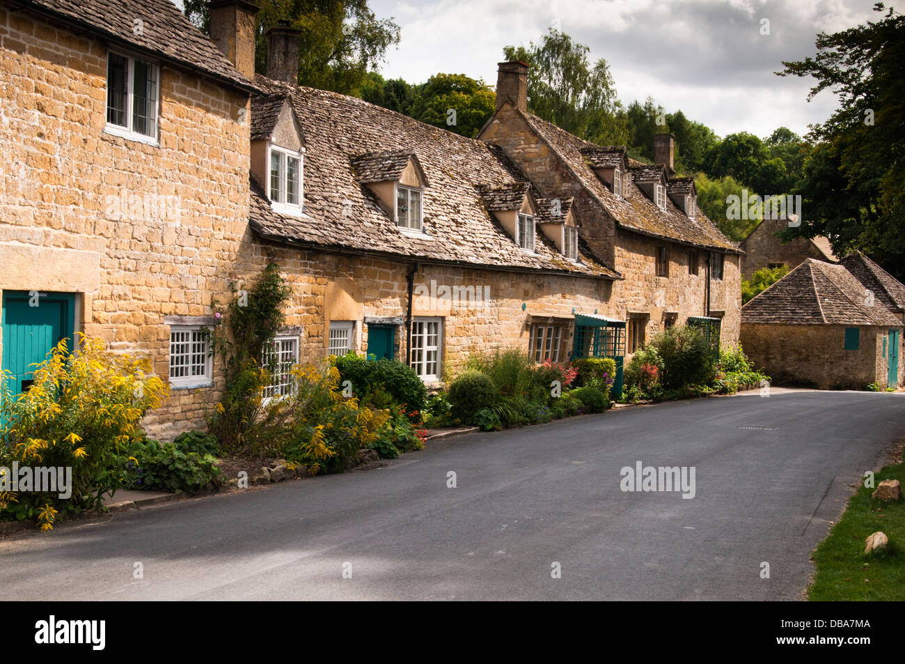 A row of traditionally stone-built cottages in the picturesque Cotswold village of Snowshill in Gloucestershire, England Stock Photo