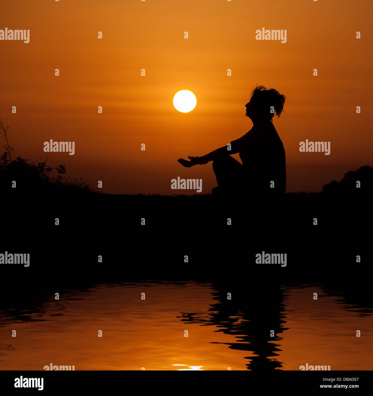 Black woman sitting silhouette hi-res stock photography and images - Alamy