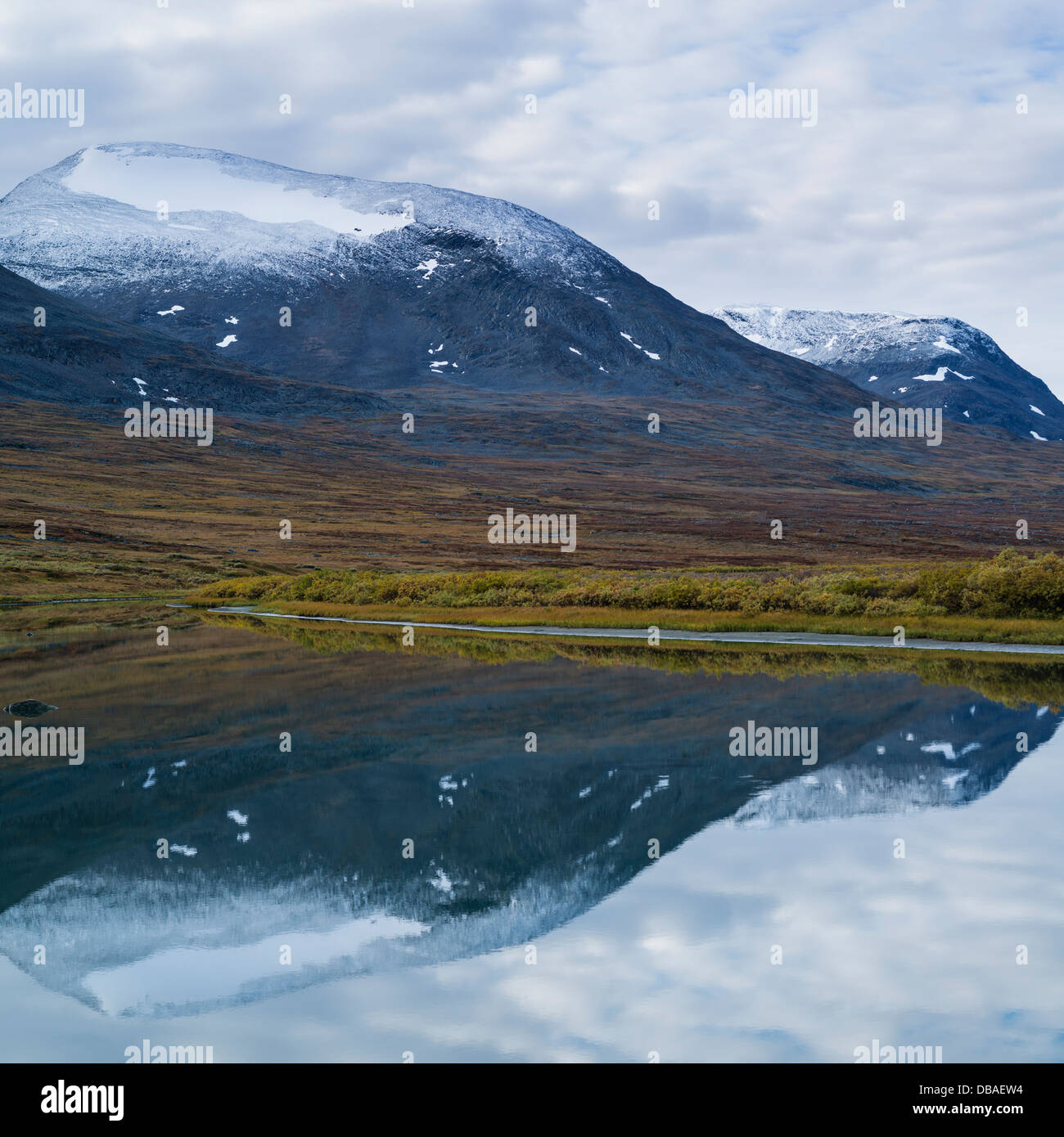 Autumn mountain reflection in river, Alisvagge from near Alesjaure mountain hut, Kungsleden trail, Lappland, Sweden Stock Photo
