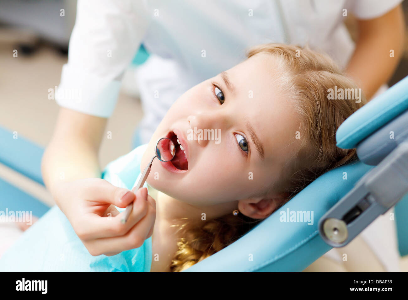 Little girl visiting dentist Stock Photo - Alamy