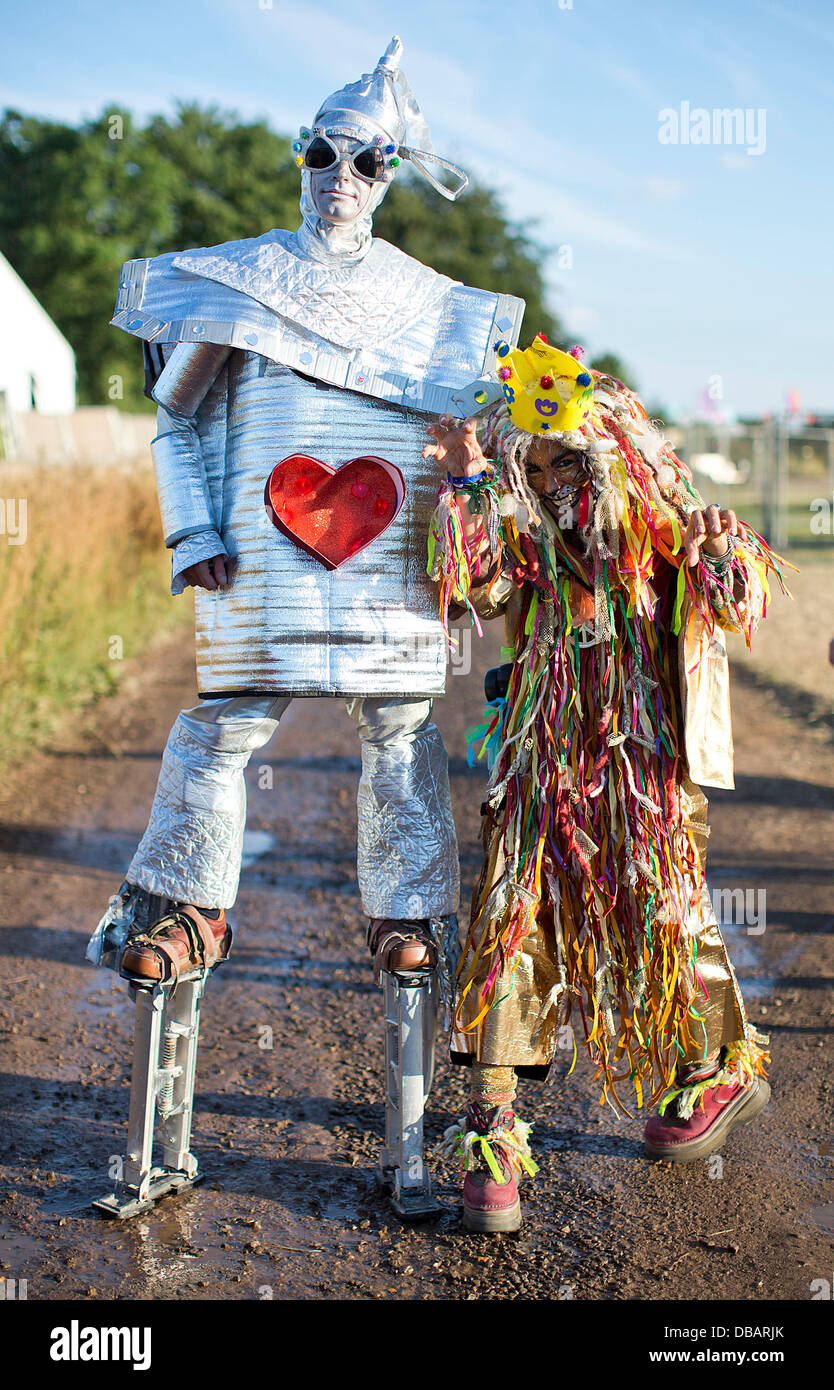 Malmesbury, Wiltshire, UK. 26th July 2013. A couple dressed as characters from the Wizard of Oz pose at WOMAD festival in Charlton Park near Malmesbury in Wiltshire. The world music festival attracts nearly 40,000 people to the rural location. 26 July 2013 Credit:  Adam Gasson/Alamy Live News Stock Photo