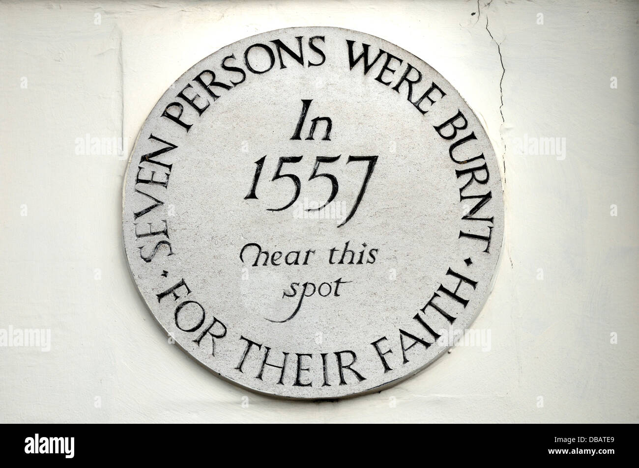 Maidstone, Kent, England. Plaque on the wall of Drakes pub commemorating the burning of seven martyrs in 1557 (see description) Stock Photo