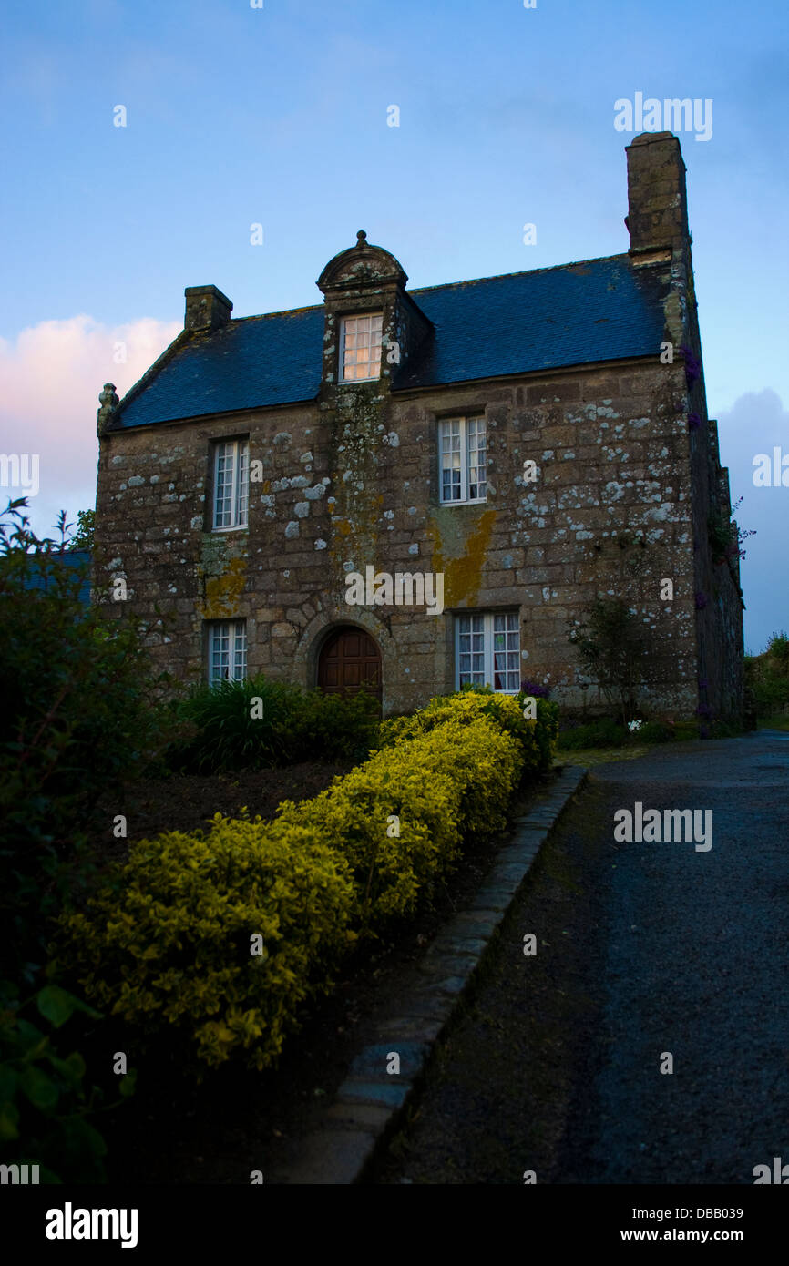 altes bretonisches Granithaus in der Dämmerung; old Breton house at
