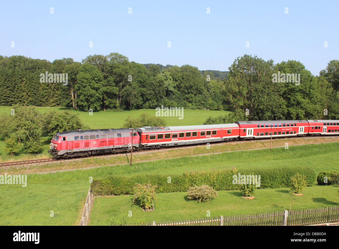 roter Zug mit Diesellok und Doppelstockwagen; red train with diesel engine and doule deck coaches Stock Photo